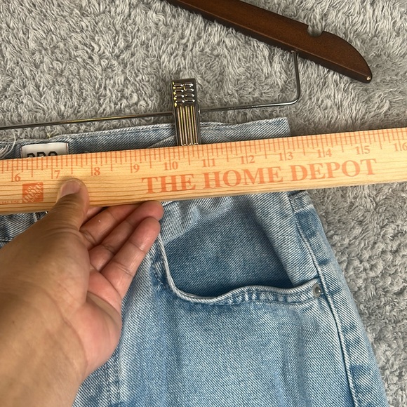 BDG High Rise Baggy Distressed Light Wash Jeans Women’s,Size 26 - Picture 3 of 16